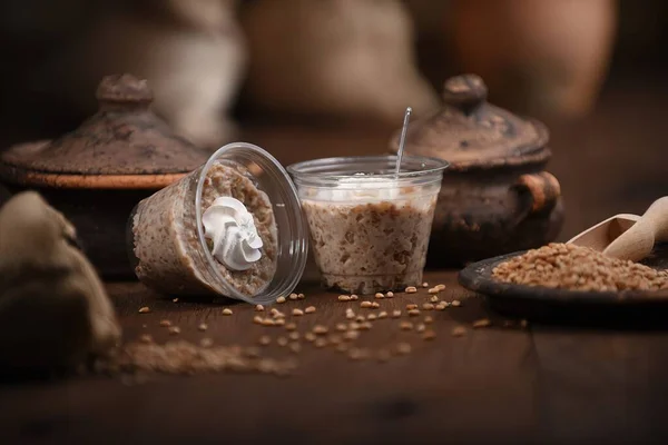 Sabroso Postre Crema Taza Transparente Sobre Fondo Madera — Foto de Stock