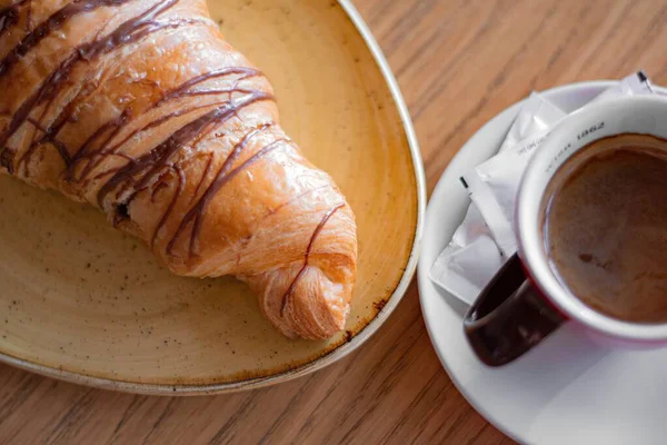 Croissant Csokoládéval Egy Csésze Kávézó Táblán — Stock Fotó