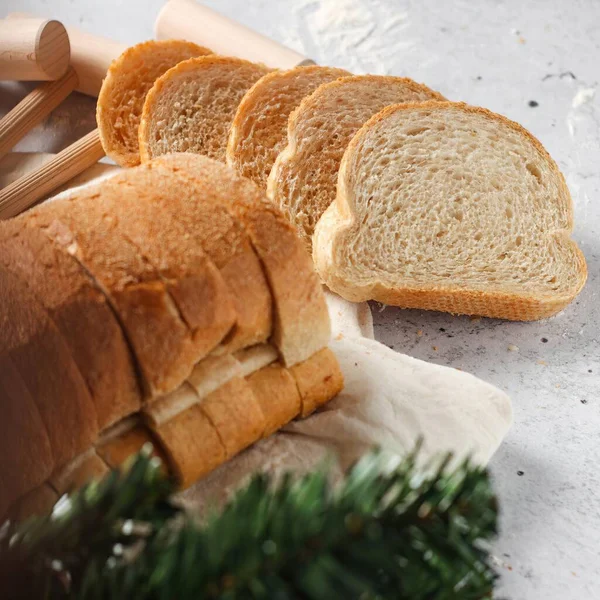 Plátky Chutného Domácího Chleba Bílém Pozadí — Stock fotografie