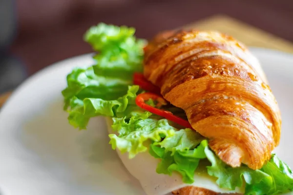 Sandwich Mit Salat Auf Dem Tisch — Stockfoto