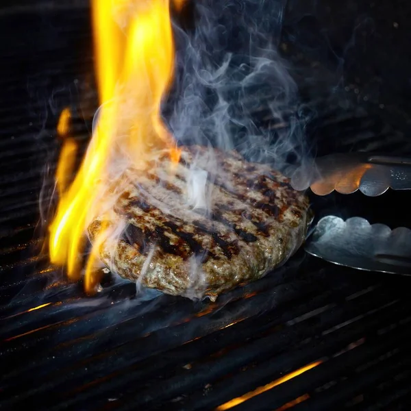 ステーキ用の火とグリルバーでポークチョップを焼く — ストック写真