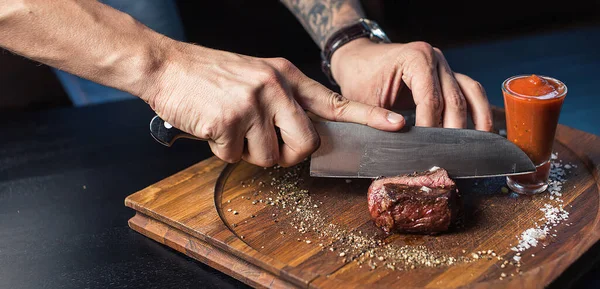 Chef Corta Legumes Uma Refeição Preparação Pratos — Fotografia de Stock