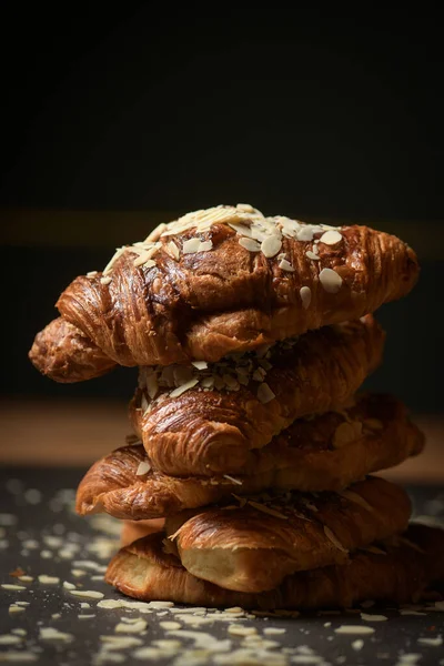 Chutné Domácí Croissanty Dřevěném Stole Černé Pozadí — Stock fotografie