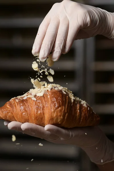 Baker Keze Ízletes Croissant Díszít — Stock Fotó