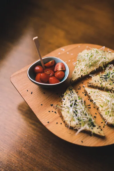 Spridda Maskerad Avokado Chiafrön Bröd Serveras Träbord — Stockfoto