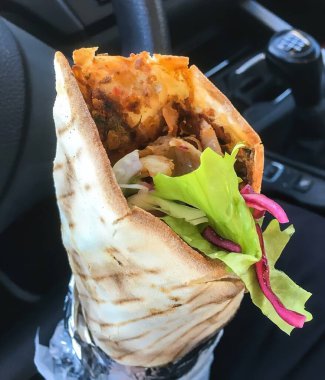 Arabada el ele tutuşma hamburgeri