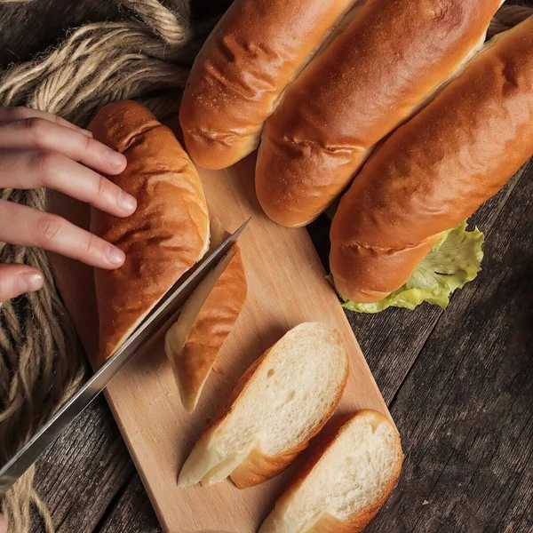 Ručně Krájí Chutný Bochník Čerstvého Chleba — Stock fotografie