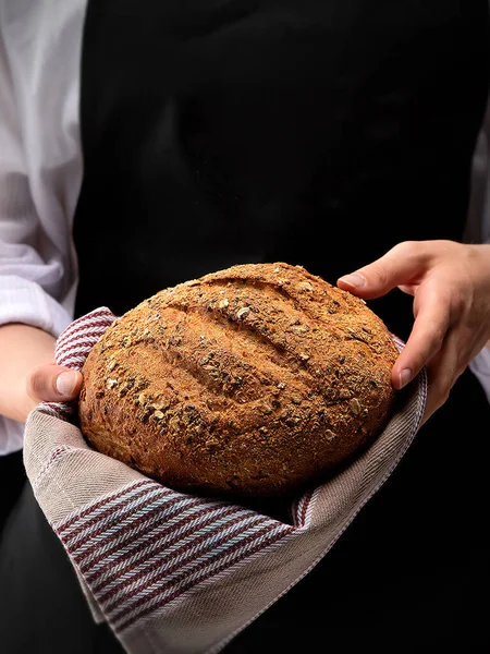 Bochníky Chleba Pekařských Rukách Pekař Drží Čerstvé Chutné Bochníky Chleba — Stock fotografie