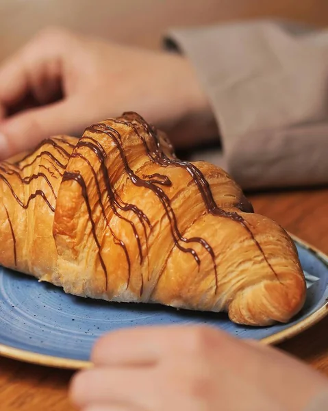 Croisant Saboroso Com Creme Cacau Servido Placa Mesa Madeira Mãos — Fotografia de Stock