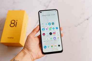 Adra, İspanya; 10 Nisan 2022: Realme 8i akıllı telefon Çin markasının menekşe rengi.