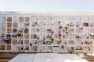 Portekiz 'in Algarve bölgesindeki Tavira Belediye Mezarlığı' ndaki Nikes Duvarı.