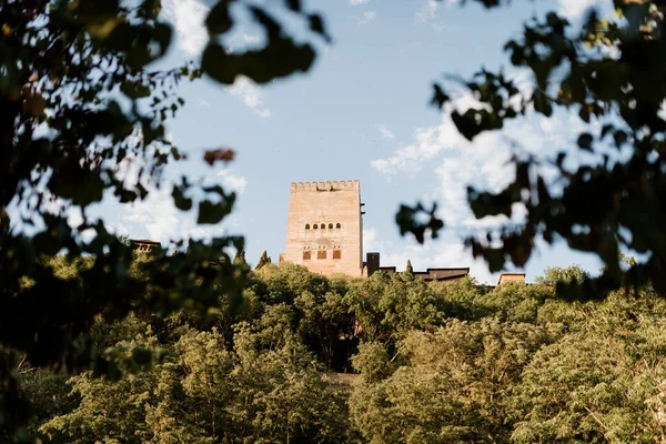 Comares olarak bilinen İslami kökenli kule, Granada 'daki Alhambra kompleksi içinde, Alhambra' nın en önemli kalelerinden biridir..