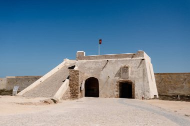 Deniz kenarındaki Sagres Kalesi 'nin duvarları bir duvar ve 3 doğal kayalık tarafından saldırıya karşı korunuyor.