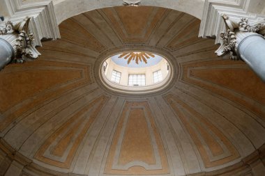 Roma, İtalya 'daki Gerusalemme' deki Santa Croce Bazilikası 'nın iç girişi. Ön plan ayrıntıları.