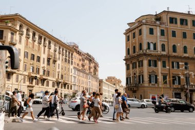 Roma İtalya; 13 Ağustos 2021: Largo Brindisi Caddesi 'nin genel manzarası, Porta Asinaria ve binalar, bir yaz sabahı insanların geçtiği.
