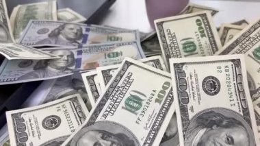 Para çok yakında. Kaotik sırayla 100 dolarlık banknotlar..