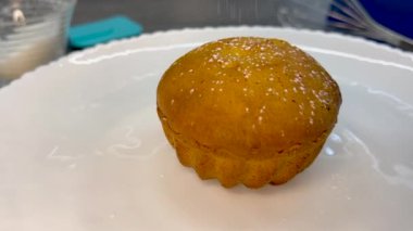 Taze pişmiş kek ya da pudra şekerli kek hazır olsun. Bir tabakta yakın plan çeviriyorum..