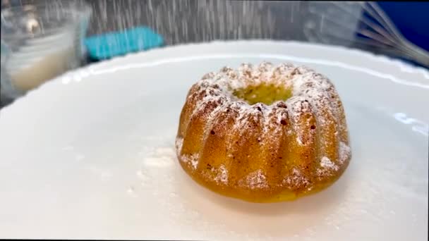 Pronto Muffin Recém Assado Cupcake Polvilhado Com Açúcar Girando Close — Vídeo de Stock