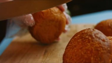 Hamburger için ekmeği kes. Tütsülenmiş somon simidini hazırlayın. 4k video