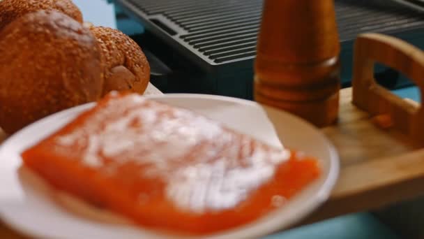 Accendi la griglia. Preparate il bagel al salmone affumicato. 4k video — Video Stock