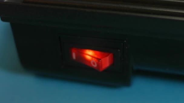 Kapcsold be a grillt. Készítsd elő a füstölt lazac bagelt. 4k videó — Stock videók