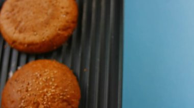 Hamburger ekmeğini ızgarada kızartıyorum. 4k video