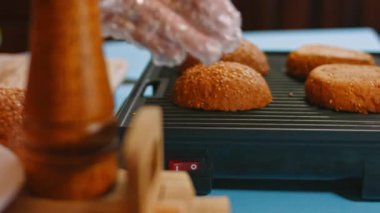 Hamburger ekmeğini ızgarada kızartıyorum. 4k video