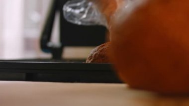 Hamburger ekmeğini ızgarada kızartıyorum. 4k video