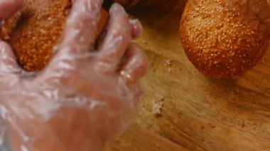 Hamburger ekmeğini ızgarada kızartıyorum. 4k video