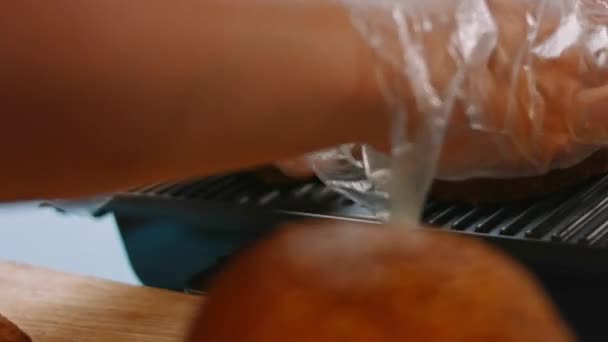私はグリルでバーガーパンを炒めます。4kビデオ — ストック動画