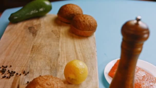 Puse el tazón de queso sobre la mesa. Vídeo 4k — Vídeos de Stock