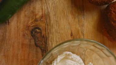 Peynir kasesini masaya koydum. 4k video