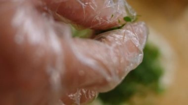 Doğranmış yeşil soğanı peynirin üzerine bastır. 4k video