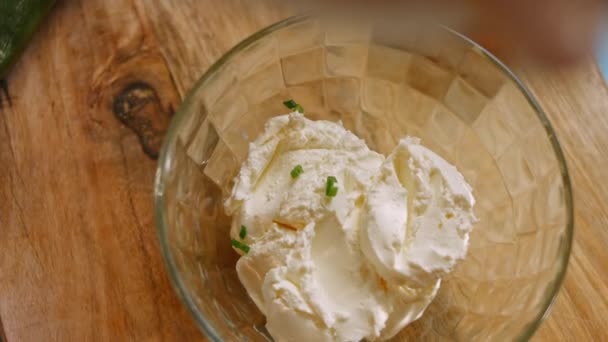 Premere la cipolla verde tritata sul formaggio. 4k video — Video Stock