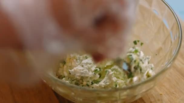 Misture os ingredientes de queijo e cebola. 4k vídeo — Vídeo de Stock