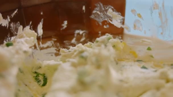 チーズと玉ねぎの材料を混ぜます。4kビデオ — ストック動画