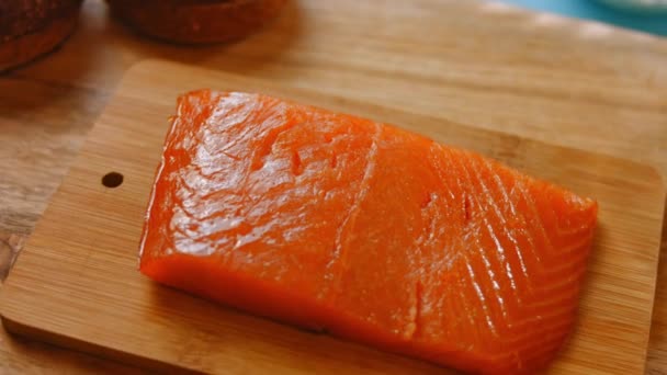Aku memasak dan mengiris salmon merah. Video 4k — Stok Video