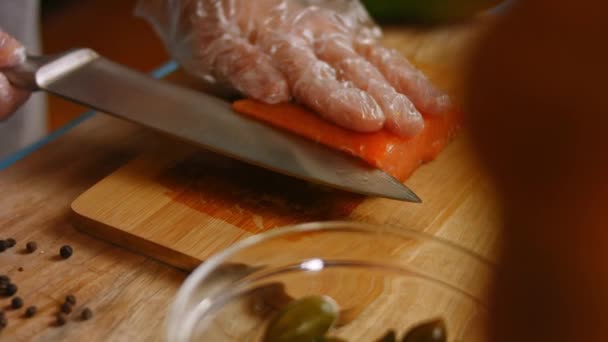 Cozinho e corto o salmão vermelho. 4k vídeo — Vídeo de Stock