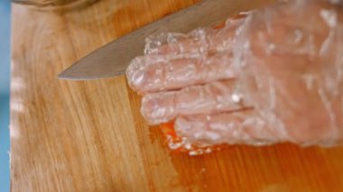 Kırmızı somonu pişirip dilimliyorum. 4k video