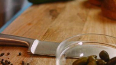 Avokado dilimlerini kes. 4k video