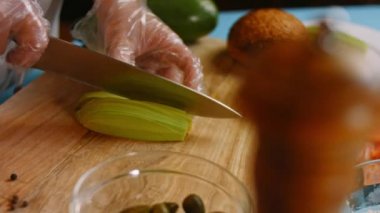 Avokado dilimlerini kes. 4k video