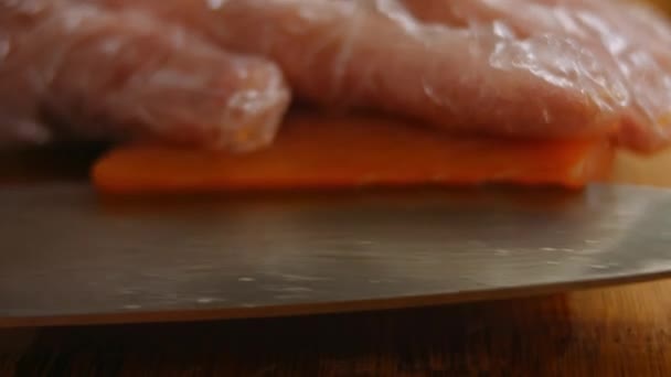 Cozinho e corto o salmão vermelho. 4k vídeo — Vídeo de Stock