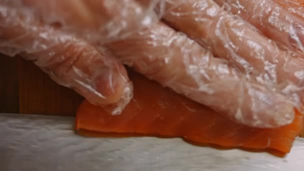 Ich koche und schneide den roten Lachs in Scheiben. 4k-Video — Stockvideo