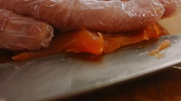 Gotuję i kroję czerwonego łososia. 4k wideo — Wideo stockowe