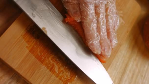 Я готовлю и режу красный лосось. 4k видео — стоковое видео