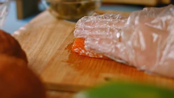 Cucino e affetto il salmone rosso. 4k video — Video Stock