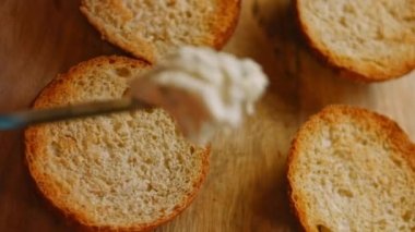 Tütsülenmiş somon simidini hazırlayın. Peyniri soğanla yağla. 4k video