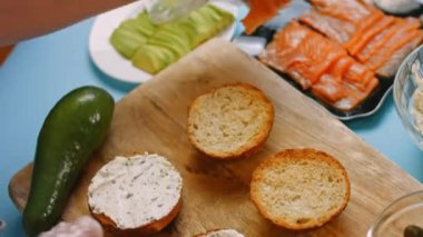 Tütsülenmiş somon simidini hazırlayın. Somon dilimlerini ben koydum. 4k video