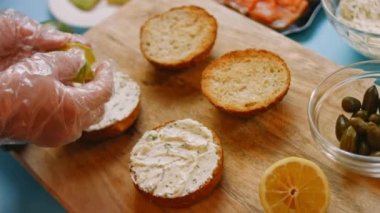 Tütsülenmiş somon simidini hazırlayın. Avokado dilimlerini koydum. 4k video