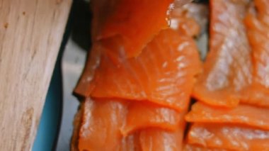 Tütsülenmiş somon simidini hazırlayın. Somon dilimlerini ben koydum. 4k video